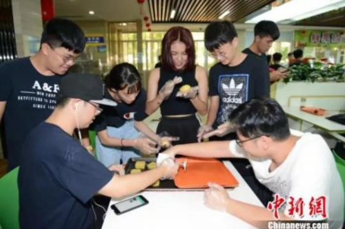 華僑大學(xué)組織境外生制作月餅，歡慶中秋佳節(jié)。　張為健 攝