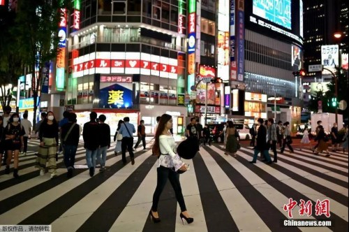 資料圖：5月15日，日本解除緊急事態(tài)宣言，人們穿過(guò)東京新宿區(qū)的一條街道。（<a target='_blank'  >中新網(wǎng)</a>）