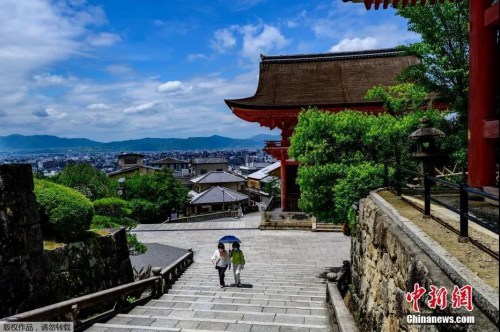 資料圖：當(dāng)?shù)貢r(shí)間5月22日，日本京都的清水寺的游客。