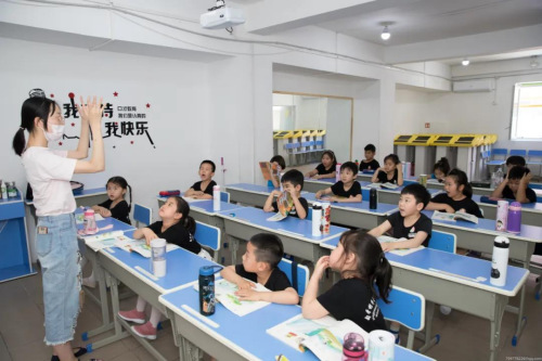 匈牙利華星文化藝術(shù)學(xué)校老師徐潤甜。