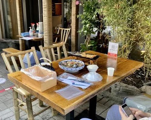 資料圖：戶外用餐讓客人嘗試走出家門，在相對(duì)安全的情況下體驗(yàn)用餐氛圍。(美國《世界日?qǐng)?bào)》 劉大琪 攝)