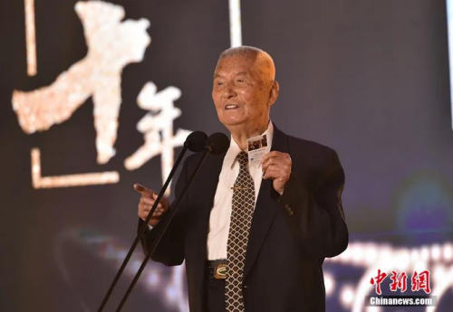 2019年1月4日，由中國(guó)新聞社主辦的“2018‘僑鑫杯’全球華僑華人年度評(píng)選”頒獎(jiǎng)典禮在北京舉行。圖為“‘僑’這40年”征文活動(dòng)一等獎(jiǎng)獲獎(jiǎng)?wù)叽?、第四屆中?guó)僑聯(lián)主席莊炎林發(fā)表獲獎(jiǎng)感言。<a target='_blank'  >中新網(wǎng)</a>記者 翟璐 攝