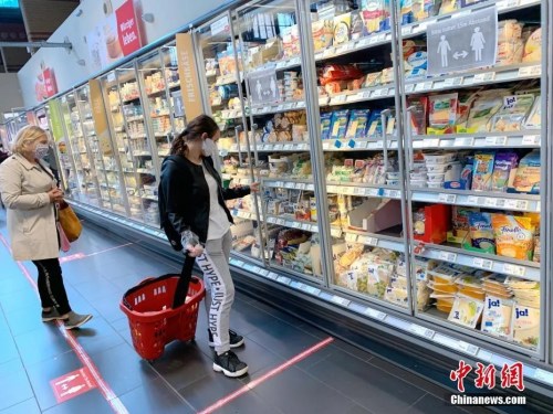 資料圖：德國柏林市中心的REWE超市內(nèi)，顧客正在選購商品。<a target='_blank' >中新社</a>記者 彭大偉 攝