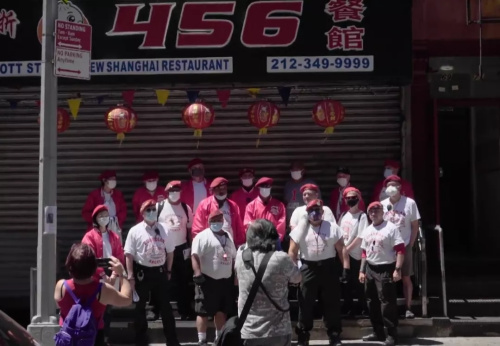 “守護(hù)天使”組織在紐約曼哈頓唐人街巡邏。(視頻截圖自紀(jì)錄片《守護(hù)Chinatown》)