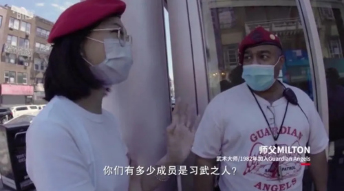 王小綠和“守護(hù)天使”的成員在一起。(視頻截圖自紀(jì)錄片《守護(hù)Chinatown》)