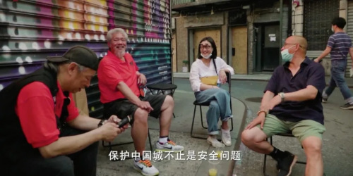 王小綠和唐人街“老炮兒們”。(視頻截圖自紀(jì)錄片《守護(hù)Chinatown》)