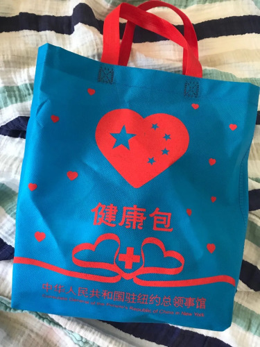 駐紐約總領(lǐng)事館發(fā)的“健康包”。（受訪者供圖）
