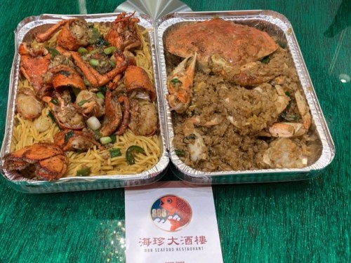 華人海鮮酒樓推出22元的龍蝦伊面和30元的螃蟹油飯。（美國《世界日報(bào)》記者張宏 攝）