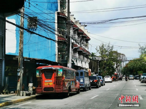 8月4日，菲律賓首都大馬尼拉地區(qū)(NCR)和附近幾省重返“改良性強(qiáng)化社區(qū)隔離(MECQ)”。在馬尼拉頂級商圈綠帶，餐廳門可羅雀。<a target='_blank' >中新社</a>記者 關(guān)向東 攝