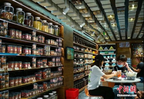 　“同仁堂知嘛健康”店內(nèi)，顧客或坐飲咖啡飲料，或選購(gòu)健康食材。<a target='_blank' >中新社</a>記者 侯宇 攝