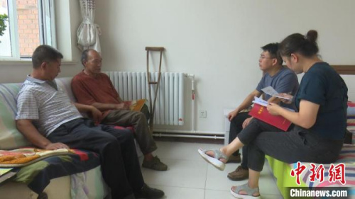 通過易地扶貧搬遷，秦森林住上了新房子，幫扶隊員每周都會上門去看望他?！堅?攝