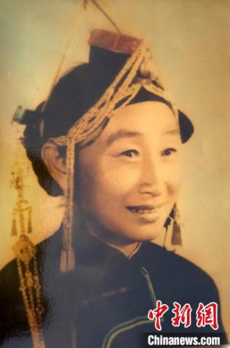 年輕時(shí)的藍(lán)陳啟。受訪者提供