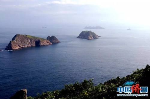 文昌外海的七州列島。天高氣遠(yuǎn)之日，立于文昌東部的銅鼓嶺峰頂向東北方向遠(yuǎn)眺，隱約可見(jiàn)幾個(gè)小島浮在浩瀚的海面上，那就是七洲列島，文昌漁民稱之為“七洲峙”。文昌市委宣傳部供圖