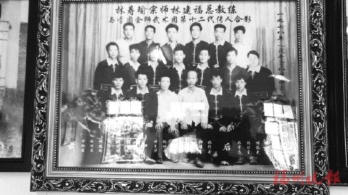 　1978年，林建福教練與青圃金獅武術(shù)團(tuán)第十二代傳人合影。