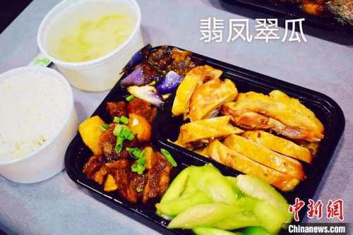 巴塞羅那中餐廳為僑胞們分發(fā)的愛(ài)心中餐。浙江省僑聯(lián)餐促會(huì) 供圖
