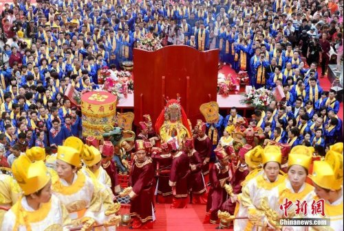 2019年4月27日，“媽祖誕辰1059周年紀(jì)念大會暨春祭媽祖大典”在福建省莆田市湄洲島舉行，吸引東南亞及臺灣地區(qū)的上千名媽祖宮廟代表前來共祭媽祖。圖為信眾抬媽祖金身回鑾。<a target='_blank' >中新社</a>記者 呂明 攝