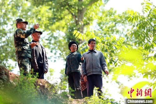 布哈與村民謀劃村子的未來。圖片由武警部隊提供