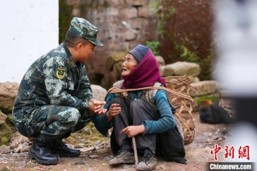 布哈走訪孤寡老人。圖片由武警部隊提供