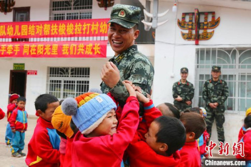 布哈和幼教點小朋友一起跳舞。圖片由武警部隊提供