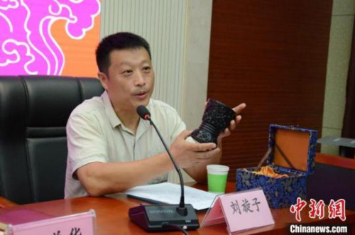齊河黑陶技藝非遺項(xiàng)目傳承人、2019年“山東非遺+旅游文創(chuàng)大賽”獲獎(jiǎng)代表劉旋子介紹他的獲獎(jiǎng)作品。　孫婷婷 攝