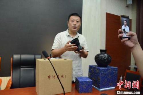 齊河黑陶技藝非遺項(xiàng)目傳承人、2019年“山東非遺+旅游文創(chuàng)大賽”獲獎(jiǎng)代表劉旋子介紹他的獲獎(jiǎng)作品?！O婷婷 攝