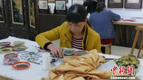 資料圖：繡工正在創(chuàng)作作品。沈釗 攝