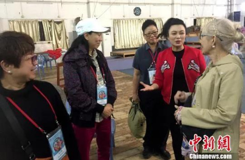 張怡凰(右二)與潮劇戲迷交流。　李凌 攝