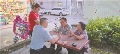 臺(tái)山社區(qū)民警在為離鄉(xiāng)80年的老人尋親。