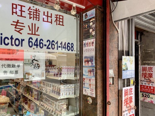 新冠肺炎疫情給小商家租戶帶來巨大的壓力，社區(qū)轉(zhuǎn)租店面增多。(美國《世界日報》記者劉大琪 攝)