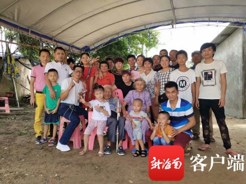 一家人合影。吳岳文 攝 
