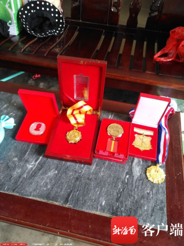 “南僑機(jī)工”張修隆珍藏的勛章。吳岳文 攝 