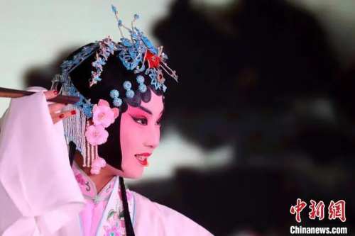 資料圖： 昆曲演員在南京文藝綜合形象平臺(tái)“金陵大劇場”上線儀式上表演節(jié)目?！°蟛?攝