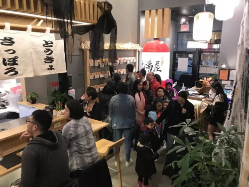 疫情之前，餐館內生意火爆。(林國耀提供)