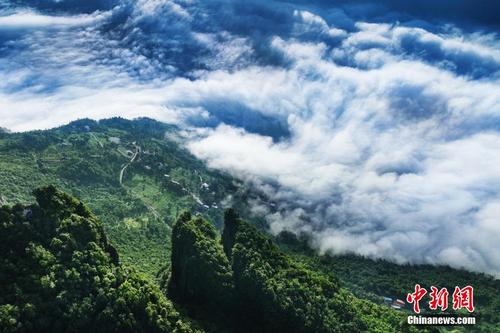湖北恩施：峽谷云海翻滾風(fēng)景如畫(huà)