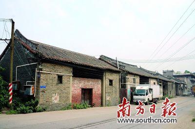 五座祠堂的正門門面已被紅磚墻遮蓋，圖為唐氏祠堂現(xiàn)在的整體面貌。(《南方日?qǐng)?bào)》/甘雁娜 攝)