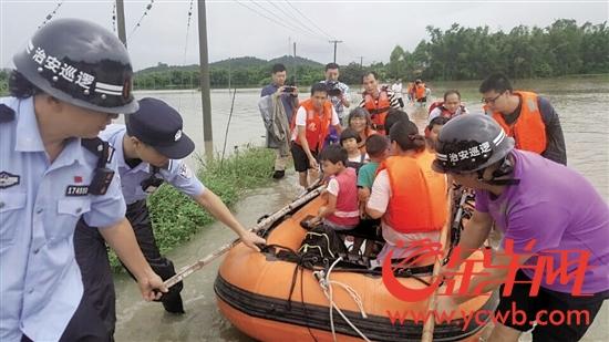 橫陂派出所民警到場安全轉移群眾