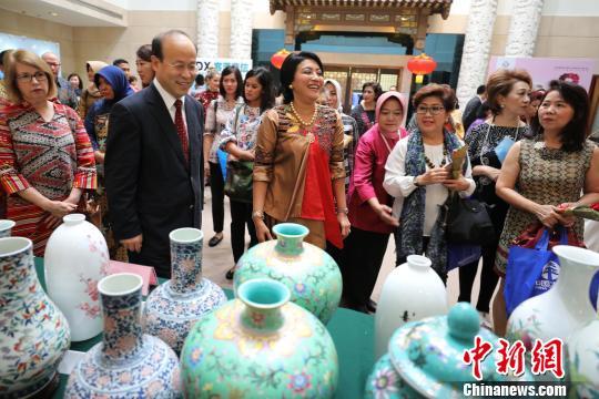 中國(guó)駐印尼使館舉辦“三八”國(guó)際婦女節(jié)慈善義賣活動(dòng)（圖）