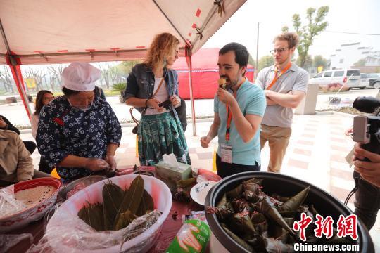 14位外國友人走進浙江桐鄉(xiāng)感受清明傳統(tǒng)民俗