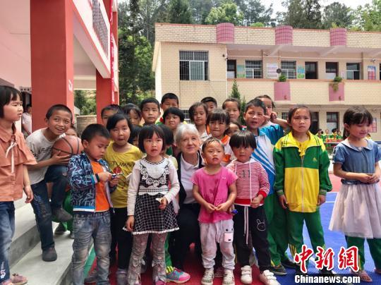 德國漢學家海佩春與貴州山區(qū)孩子合影。