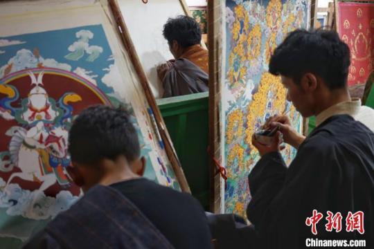 丁青縣象雄東朵唐卡畫派家族傳承人羅布玉加的唐卡繪畫班。　江飛波 攝