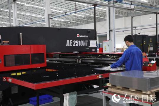 Atosa公司生產(chǎn)向美國出口的商用冰箱、薩拉臺、比薩臺、工作臺等高端智能制冷產(chǎn)品，生產(chǎn)線生產(chǎn)能力為每班次300臺。人民網(wǎng)記者孫廣勇攝