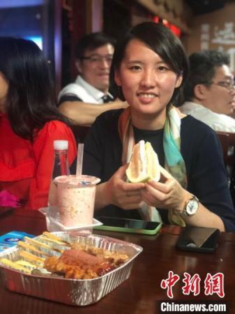 王鈺婷是一位來(lái)自臺(tái)灣的“90后”，在常州吃著柚子和烤肉，她說，這里有家鄉(xiāng)的味道。　唐娟 攝