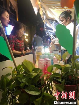 常州“老城廂”夜市經(jīng)濟(jì)，吸引了臺(tái)灣創(chuàng)業(yè)青年的加入?！√凭?攝