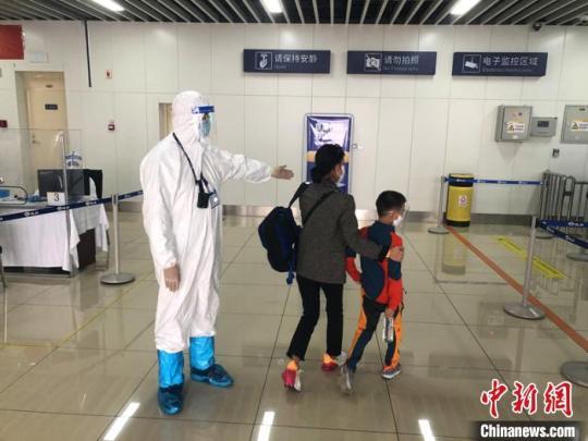旅客完成查驗(yàn)離開邊檢區(qū)域。　陳尚楠 攝