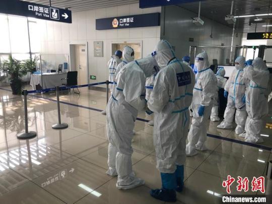 10月1日，在黑龍江省哈爾濱太平國際機(jī)場，韓亞航空公司韓國首爾至哈爾濱的OZ339次航班平穩(wěn)落地。　陳尚楠 攝