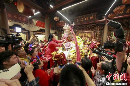 圖為媽祖金身回宮安座。　林春盛 攝
