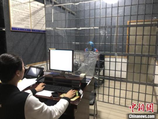 警方審訊現(xiàn)場。蒼南警方供圖