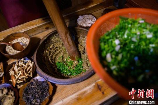 “80后”擂茶師李華正在制作客家擂茶?！±钅宪?攝