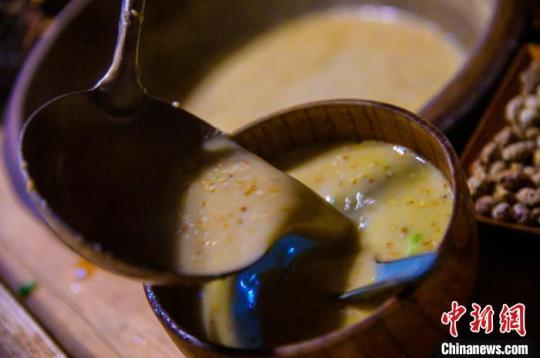 擂茶師李華用勺子舀出制作好的客家擂茶。　李南軒 攝