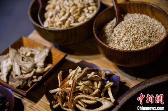 圖為：白芍、茯苓、川穹、當歸、茶葉、芝麻、花生等原料?！±钅宪?攝